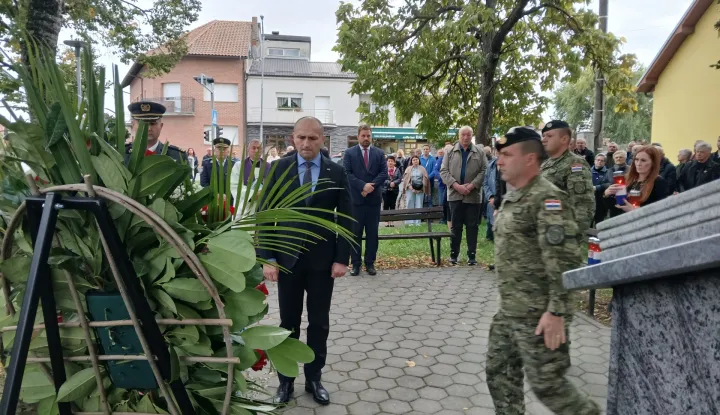 Široko PoljeDan sjećanja na ANu DamjanovićVijenac polažoli potpredsjednik Vlade i ministar obrane Ivan ANušić i predstavnici HV-aLisopad 2025.