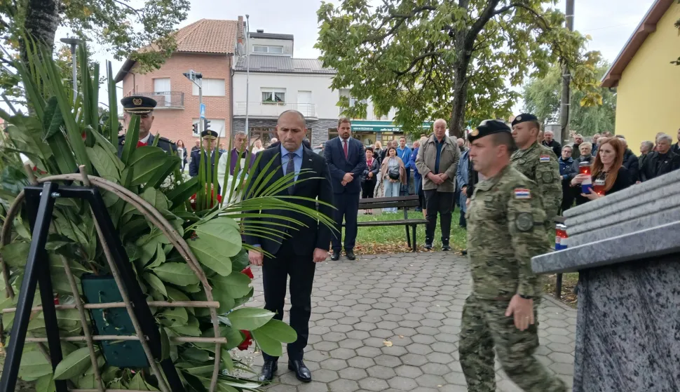 Široko PoljeDan sjećanja na ANu DamjanovićVijenac polažoli potpredsjednik Vlade i ministar obrane Ivan ANušić i predstavnici HV-aLisopad 2025.