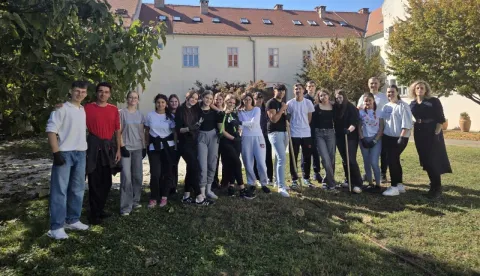 U okviru projekta "Solidarna zajednica" održana volonterska akcija pod nazivom "Voćka danas - plodovi sutra" u Prvoj srednjoj školi Vukovar 