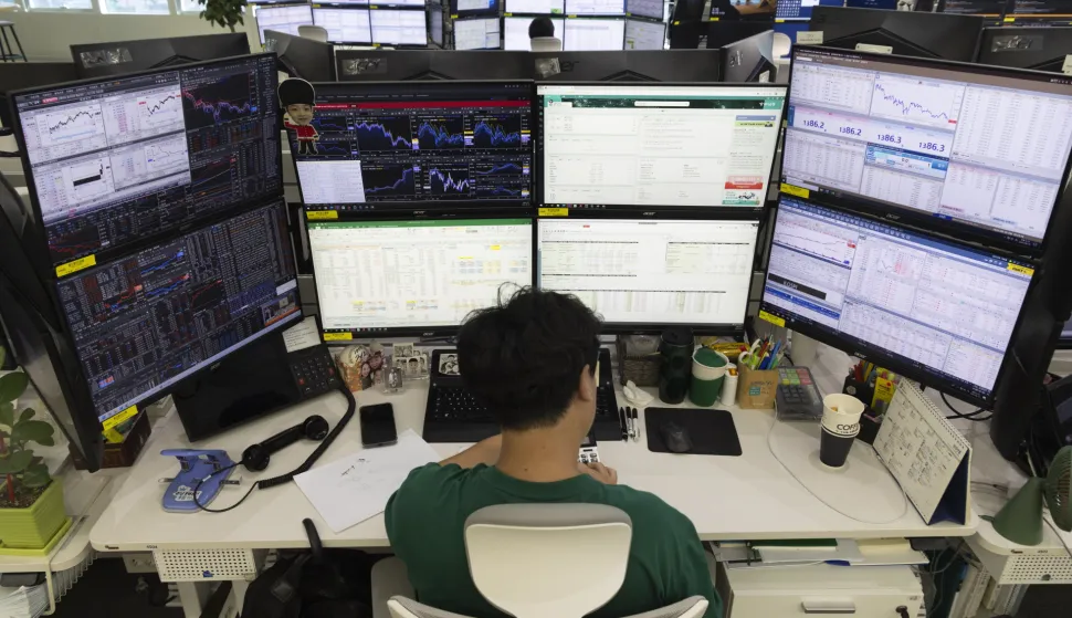 epa12366435 A South Korean dealer works in front of monitors at the Hana Bank in Seoul, South Korea, 10 September 2025. The benchmark Korea Composite Stock Price Index (KOSPI) hit a four-year high, closing at 3,314.53, up 54.48 points or 1.67 percent from the previous session. EPA/JEON HEON-KYUN