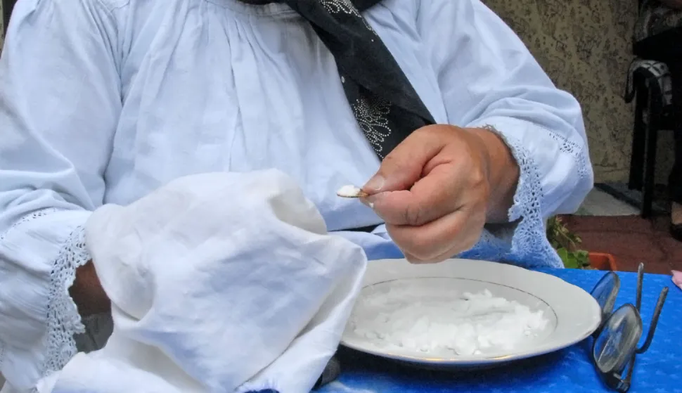 tv obzor......privlaka.......12.06.2007.sa snimanja dokumentarca htv-a, radnog naziva dukati; baka eva je pokazala kako se dukati ciste sodom bikarbonomfoto gordan panic