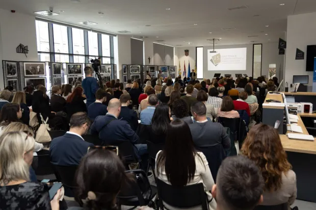 Vinkovci i Gradska knjižnica i čitaonica bili su domaćini 15. savjetovanje za narodne knjižnice u organizaciji Nacionalne i sveučilišne knjižnice u Zagrebu, a tema je bila "Narodne knjižnice u digitalnom svijetu" na kojemu se okupilo više od 240 knjižničara iz cijele Hrvatske. 