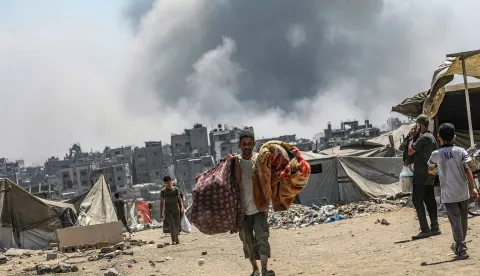 epa12336824 Internally displaced Palestinians flee following an Israeli airstrike during a military operation in the east of Al Sheikh Redwan neighbourhood in Gaza City, 30 August 2025. More than 63,300 Palestinians have been killed in the Gaza Strip since October 2023, according to the Palestinian Ministry of Health, and about 1,200 Israelis have been killed since the launch of an Israeli military campaign in response to a cross-border attack by Hamas on 07 October 2023. EPA/MOHAMMED SABER