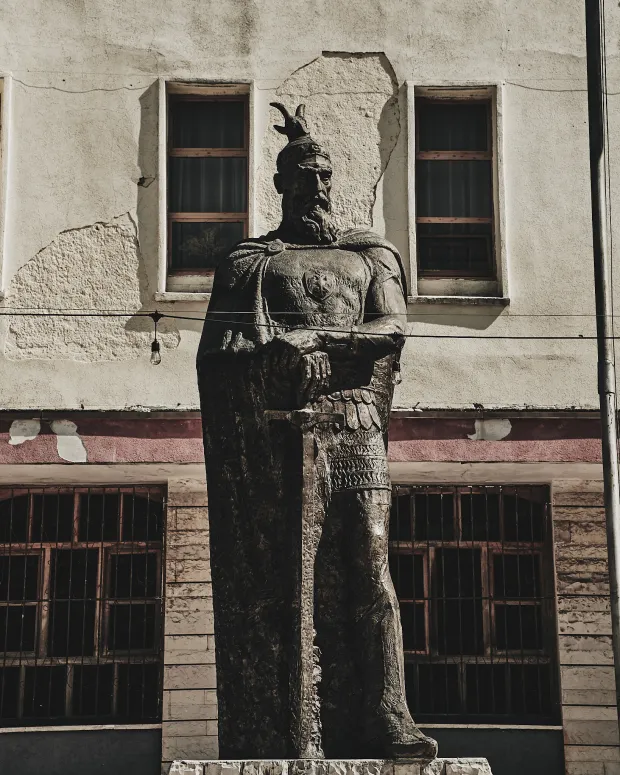 MAGAZIN ALBANIJE DARIOFotografije by Illyrian Loop Spomenik Skenderbeg u gradu Puke 