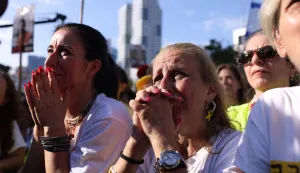epa12449948 Israelis celebrate prior to the scheduled release of hostages held by Hamas, at Hostage Square in Tel Aviv, Israel, 13 October 2025. As part of the ceasefire agreement between Israel and Hamas, some 20 Israeli captives and around 2,000 Palestinian prisoners are scheduled to be released on 13 October. EPA/STRINGER