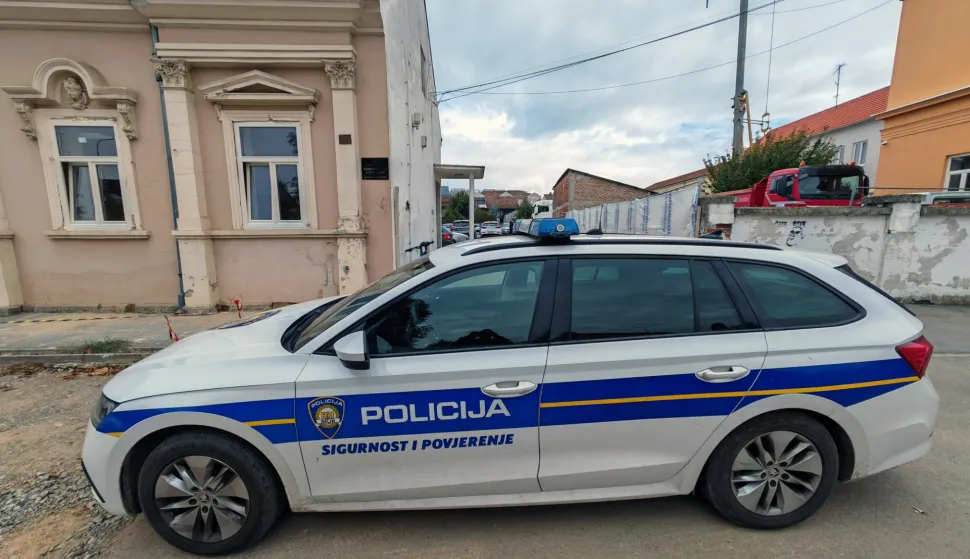 Bjelovar, 13.10.2025.- O?evid je u tijeku nakon nesre?e u Zatvoru u Bjelovaru u kojoj su poginula dvojica radnika, rekao je u ponedjeljak ravnatelj Uprave za zatvorski sustav i probaciju Ministarstva pravosu?a, uprave i digitalne transformacije Zvonimir Peni?. Na izvanrednoj konferenciji za novinare ispred Zatvora u Bjelovaru istaknuo je da Ministarstvo nudi svu mogu?u pomo? obiteljima stradalih, ne samo materijalnu ve? i psiholo?ku.foto HINA/ Igor KOKORU?/ ua