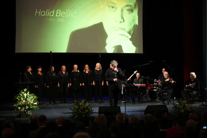 Tisuće su u suzama ispratile Halida Be&scaron;lića uz zvukove &ldquo;Romanije&rdquo;