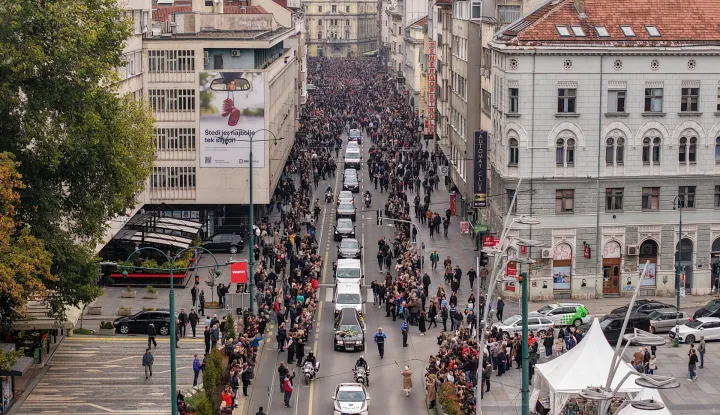 Tisuće su u suzama ispratile Halida Be&scaron;lića uz zvukove &ldquo;Romanije&rdquo;