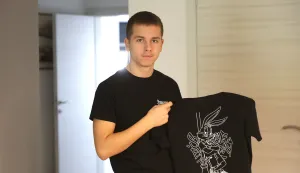 Osijek, 29. 09. 2025., Ulica Jela 41, Roko Vučemilović Šimunović, izrada majica, IT, kompjuter SNIMIO BRUNO JOBST