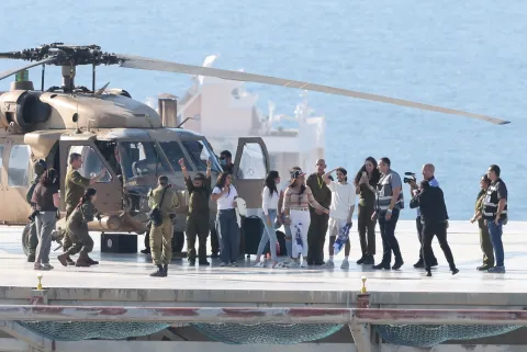 epa12450819 Released Israeli hostage Matan Zangauker waves as he arrives on to the helipad of the Ichilov Hospital in Tel Aviv, Israel, 13 October 2025. The first phase of the Gaza peace agreement, reached between Israel and Hamas, includes the release of Israeli hostages and Palestinian prisoners, a partial withdrawal of Israeli forces, and the delivery of humanitarian aid to Gaza. EPA/ABIR SULTAN