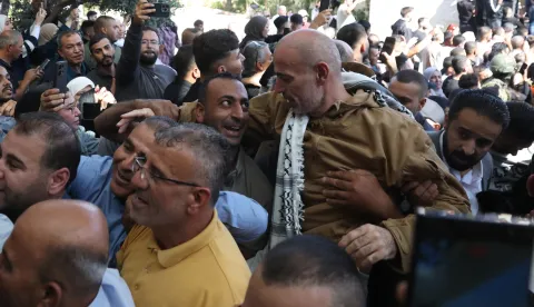 epa12450513 People greet freed Palestinian prisoners as they arrive after being released from an Israeli jail as part of the Israel-Hamas release deal, in the West Bank city of Ramallah, 13 October 2025. As part of the ceasefire agreement between Israel and Hamas, some 20 Israeli captives and around 2,000 Palestinian prisoners are scheduled to be released on 13 October. EPA/ALAA BADARNEH
