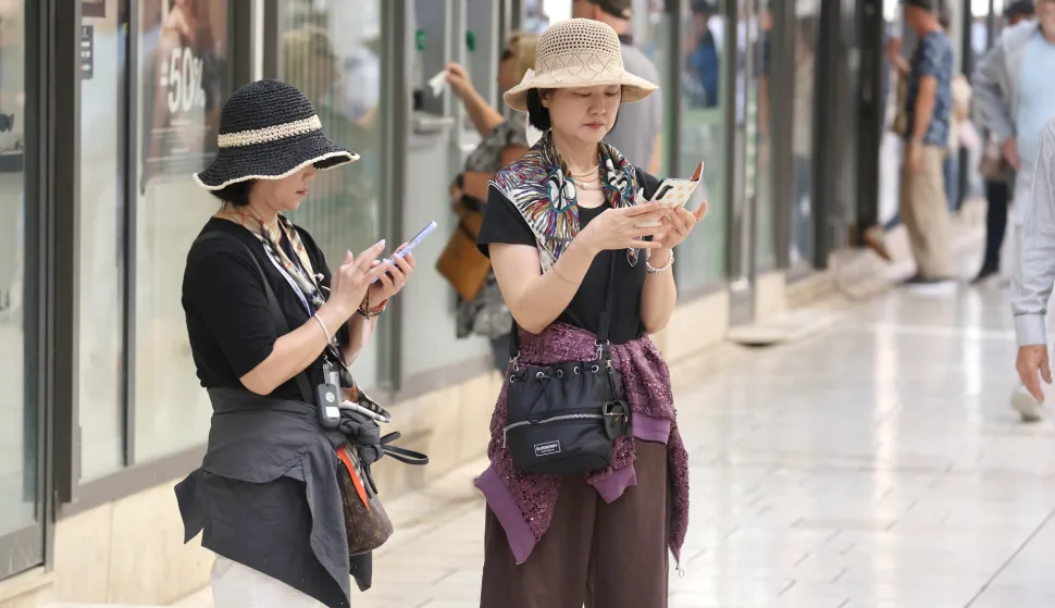 Zadar, 11.10.2025. - Brojni turisti iskoristili su subotnje prijepodne za šetnju starom gradskom jezgrom na Poluotoku.Foto HINA/Zvonko KUCELIN