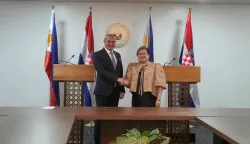 Manila, 13.10.2025.- S obzirom na sve ve?i broj filipinskih radnika u Hrvatskoj, ljudi predstavljaju mo?da i najvredniji aspekt sve bliskijeg odnosa dviju zemalja, rekao je hrvatski ?ef diplomacije Gordan Grli? Radman u Manili u ponedjeljak. Na slici Gordan Grli? Radman i filipinska ministrica vanjskih poslova Theresa Lazaro. foto HINA/ ua