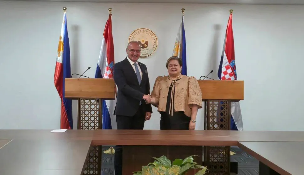 Manila, 13.10.2025.- S obzirom na sve ve?i broj filipinskih radnika u Hrvatskoj, ljudi predstavljaju mo?da i najvredniji aspekt sve bliskijeg odnosa dviju zemalja, rekao je hrvatski ?ef diplomacije Gordan Grli? Radman u Manili u ponedjeljak. Na slici Gordan Grli? Radman i filipinska ministrica vanjskih poslova Theresa Lazaro. foto HINA/ ua