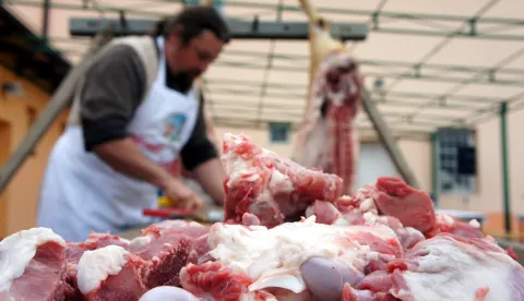 Uranile svinjokolje: Ne žele dočekati zabrane, spremaju meso u hladnjake