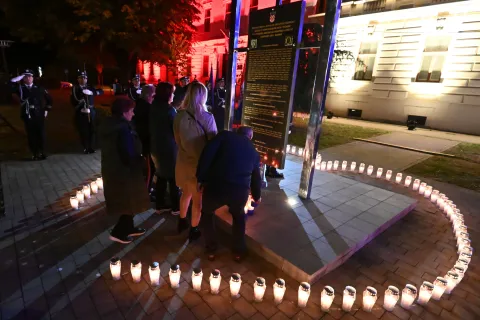 Vukovar, 13.10.2025. - MUP i PU vukovarsko-srijemska obilježili In memoriam pred Spomen obilježjem za 97 policajaca poginulih i nestalih u Domovinskom ratu u obrani Vukovara u Vukovaru. Uz izaslanika potpredsjednika Vlade i ministra unutarnjih poslova, državnog tajnika Tomislava Bilandžića i glavnog ravnatelja policije Nikolu Milinu. foto HINA/ Gordan PANIĆ/ gp