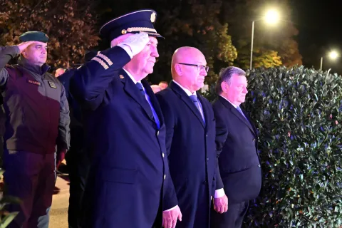 Vukovar, 13.10.2025. - MUP i PU vukovarsko-srijemska obilježili In memoriam pred Spomen obilježjem za 97 policajaca poginulih i nestalih u Domovinskom ratu u obrani Vukovara u Vukovaru. Uz izaslanika potpredsjednika Vlade i ministra unutarnjih poslova, državnog tajnika Tomislava Bilandžića i glavnog ravnatelja policije Nikolu Milinu. foto HINA/ Gordan PANIĆ/ gp