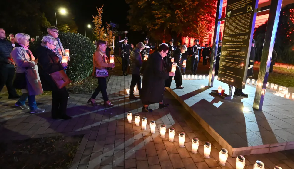 Vukovar, 13.10.2025. - MUP i PU vukovarsko-srijemska obilježili In memoriam pred Spomen obilježjem za 97 policajaca poginulih i nestalih u Domovinskom ratu u obrani Vukovara u Vukovaru. Uz izaslanika potpredsjednika Vlade i ministra unutarnjih poslova, državnog tajnika Tomislava Bilandžića i glavnog ravnatelja policije Nikolu Milinu. foto HINA/ Gordan PANIĆ/ gp