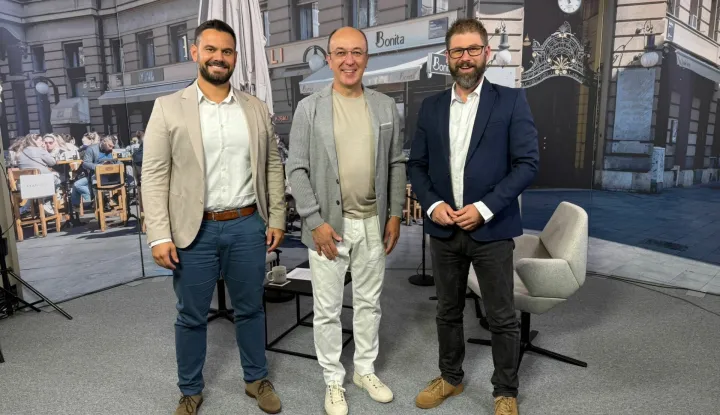 MAGAZIN SPICACredit: MANGJURACaption:U novoj Špici s Macanom su Tomislav Jukić, ravnatelj Uprave za provedbu stambene politike, kvalitetu stanovanja i komunalno gospodarstvo. pri Ministarstvu prostornog uređenja, graditeljstva i državne imovine i Tino Bašić, savjetnik s platforme zgradonacelnik.hr