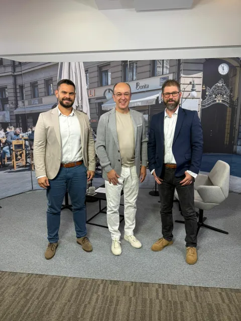 MAGAZIN SPICACredit: MANGJURACaption:U novoj Špici s Macanom su Tomislav Jukić, ravnatelj Uprave za provedbu stambene politike, kvalitetu stanovanja i komunalno gospodarstvo. pri Ministarstvu prostornog uređenja, graditeljstva i državne imovine i Tino Bašić, savjetnik s platforme zgradonacelnik.hr