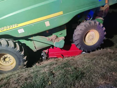 Auto završio ispod kombajna