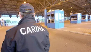 28.04.2015., Bajakovo - Carinski sluzbenici i granicna policija u obavljanju njihovog svakodnevnog posla. Pregled vozila i putovnica, obilazak terena u potrazi za ilegalnim prelascima granice te krijumcarenja nedozvoljene robe. Photo: Marko Mrkonjic/PIXSELL------3 stupca colornovosit