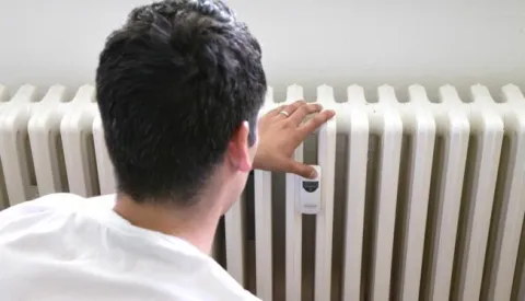 13.05.2015., Zagreb - Stanari zgrade u ulici Viktora Kovacica 24 zale se na poskupljenje grijanja nakon ugradnje razdjelnika za radijatore. Photo: Davor Puklavec/PIXSELL------3 STUPCA COLORNOVOSIT