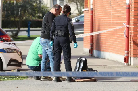 14.10.2025., Bedekovcina - Ucenik srednje skole u Bedekovcini ozlijedjen je nozem. Sedamnaestogodisnjak je prevezen u KBC Zagreb, te kako prenosi HRT, trenutno je u operacijskoj dvorani i lijecnici se bore za njegov zivot. Policijski ocevid je u tijeku. Photo: Robert Anic/PIXSELL