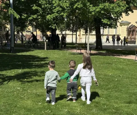 Puno djece, a to znači i puno veselja, smijeha, razdraganosti bilo je danas prijepodne na vinkovačkom Trgu bana Šokčevića, u središnjem gradskom parku, ali i na obližnjim lokacijama jer je i na ovogodišnju Veliku subotu, po četvrti put organizirana potraga za uskrsnim jajima.