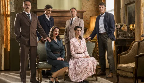 Zagreb, 071025. Glumci TV serije Divlje pcele koja se snima u produkciji RTL-a poziraju na setu u interijerima svojih uloga u studiju Jadran filma. Na fotorafiji: Alain Blazevic, Antonio Agostini, Sanja Vejnovic, Klemen Novak, Margarita Mladinic i Ivan Barisic.Foto: Tom Dubravec/CROPIXFOTOGRAFIJE USTUPIO RTL ZA ILUSTRACIJU TEME U TV PRILOGU. ZABRANJENO DALJNJE KORIŠTENJE!