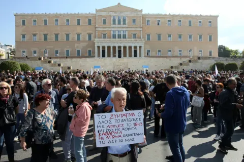 epa12452651 Protesters take part in a demonstration held as part of a 24-hour nationwide general strike, in Athens, Greece, 14 October 2025. The Athens Labor Center (EKA) and the Civil Servants' Confederation (ADEDY) are staging a 24-hour general strike in response to the provisions of the new labor bill being debated in Parliament, which establishes the '13-hour workday.' EPA/ORESTIS PANAGIOTOU