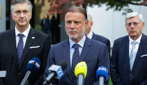 Zagreb, 15.10.2025. - U povodu 34. godišnjice pogibije general-bojnika Blage Zadre, predsjednik Hrvatskoga sabora Gordan Jandroković predvodio je izaslanstvo Hrvatskoga sabora te kod biste Blage Zadre ispred zgrade Hrvatskoga sabora položio vijenac i zapalio svijeću.Na fotografiji Gordan Jandroković.foto HINA/ Edvard ŠUŠAK