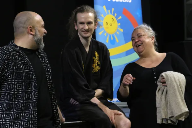 Osijek, 15. 10. 2025, Dječje kazalište Branka Mihaljevića u Osijeku. Pressica i ulomak iz predstave/premijere, Balonom iznad Kapadokije, u režiji Tamare Kučinović.Goran Guksić, Gordan Marjanović i Areta Ćurković.snimio GOJKO MITIĆ