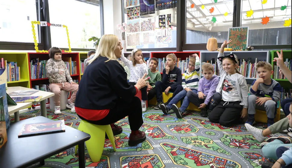 Osijek, 15. 10. 2025., Gradska knjižnica, Jug 2, Zavičajna pričaonica s Dubravkom Pađen Farkaš, Dubravka Pađen Farkaš, OŠ Grigor Vitez, učenici, 2. razred SNIMIO BRUNO JOBST