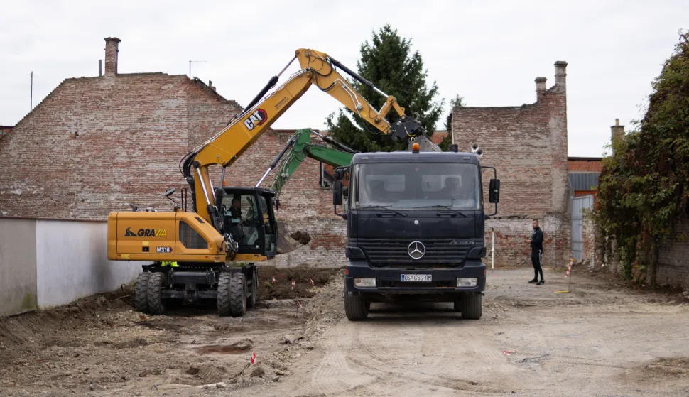 Osijek, 15. 10. 2025., Obnova parkirališta kod katedrale - radoviradovi; obnova; parkiralište; centar
