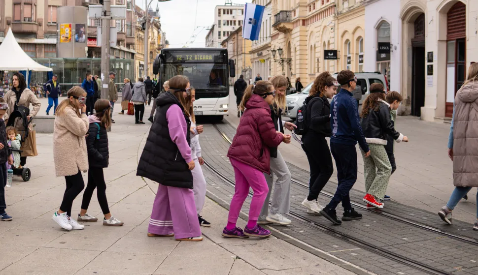 OSIJEK, 15. 10. 2025., Akcija Pro&scaron;etajmo zajedno - povodom Međunarodnog dana slijepihdan slijepih; sljepoća; slabovidnost; pro&scaron;etajmo zajedno; djeca; &scaron;kolarci; slijepi