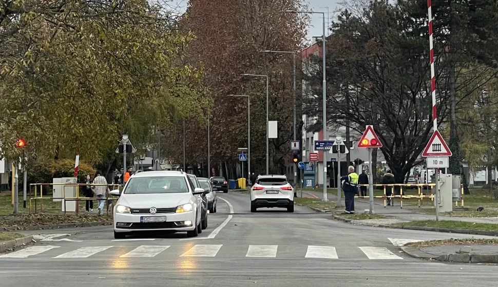 Osijek, 20. 11. 2024., Ulica K. P. Svačića, željeznička rampa ne radi, oprez, djelatnici CESTING-a ili HŽ-a propu&scaron;taju automobileSNIMIO BRUNO JOBST