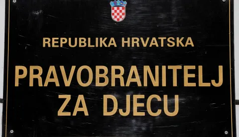 Zagreb, 29.09.2018. - U povodu Dječjeg tjedna pravobraniteljica za djecu Helenca Pirnat Dragičević odrala je konferenciju za medije na kojoj su djeca iz njezine Mree mladih savjetnika predstavila svoje prijedloge i preporuke za promjene u obrazovanju. Na fotografiji ploča s natpisom Pravobranitelj za djecu. foto HINA/ Lana SLIVAR DOMINIĆ/ lsd