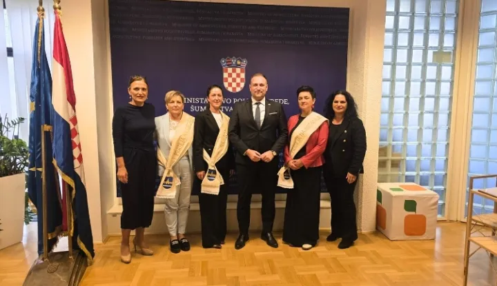 ZAGREB, 15. listopada 2025. (Hina) - Potpredsjednik Vlade i ministar poljoprivrede, šumarstva i ribarstva David Vlajčić primio je u srijedu, povodom obilježavanja Svjetskog dana ruralnih žena, pobjednicu i pratilje ovogodišnjeg natjecanja za Najuzorniju hrvatsku seosku ženu Aleksandru Zajac.