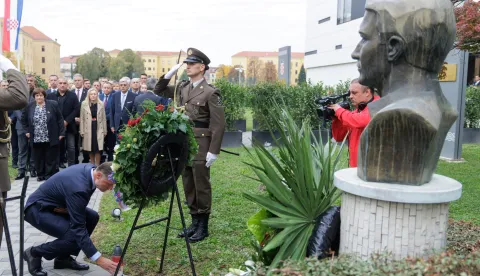 Zagreb, 15.10.2025. - U povodu 34. godišnjice pogibije general-bojnika Blage Zadre, predsjednik Hrvatskoga sabora Gordan Jandroković predvodio je izaslanstvo Hrvatskoga sabora te kod biste Blage Zadre ispred zgrade Hrvatskoga sabora položio vijenac i zapalio svijeću.Na fotografiji Gordan Jandroković.foto HINA/ Edvard ŠUŠAK