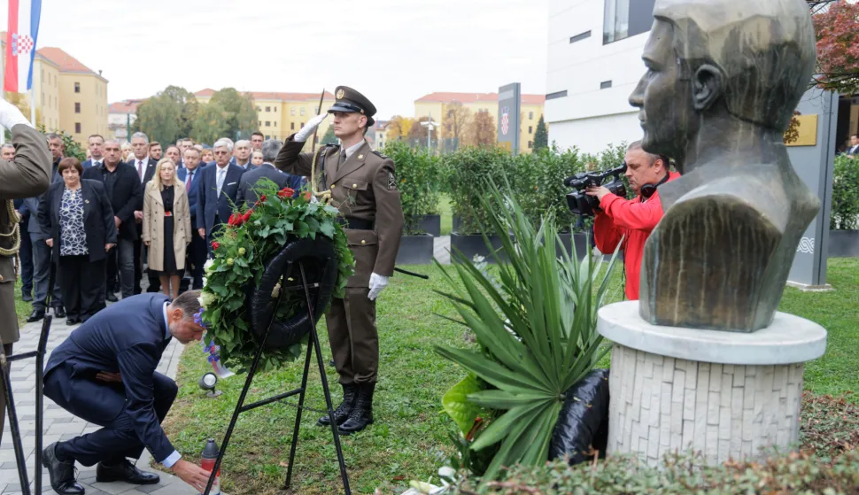 Zagreb, 15.10.2025. - U povodu 34. godišnjice pogibije general-bojnika Blage Zadre, predsjednik Hrvatskoga sabora Gordan Jandroković predvodio je izaslanstvo Hrvatskoga sabora te kod biste Blage Zadre ispred zgrade Hrvatskoga sabora položio vijenac i zapalio svijeću.Na fotografiji Gordan Jandroković.foto HINA/ Edvard ŠUŠAK