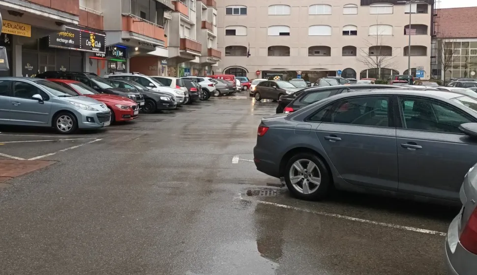 Parkiralište u središtu grada u blizini Gradske knjižnice Vukovar i Gradske uprave