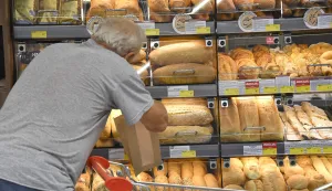 RIJEKA,24.07. 2025. RIJEKAKANTRIDA OTVARANJE NOVI MARKET TOMMY ILUSTRACIJA TRGOVINA POTROSACKA KOSARICA KUPAC KUPCI MALOPRODAJA CIJENA CIJENE PREHRANA KUPOVINA POSKUPLJENJE HRANA TRGOVACKI LANAC PDV POREZ KUCNE POTREPSTINE...AKCIJA SNIZENJE...NA FOTO: KRUH PEKARSKI PROIZVODISNIMIO SERGEJ DRECHSLER