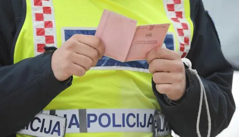 ?06.04.2014., Sibenska Dubrava - Policija kontrolira promet u Sibensko-kninskoj zupaniji. Photo: Hrvoje Jelavic/PIXSELL------crna2 st color