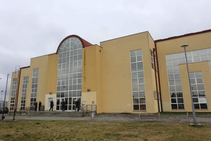 Osijek, 27. 02. 2022, Sportska dvorana Jug 2 pretvorena u prihvatni centar za izbjeglice iz Ukrajine. Prihvatni centar su obisli Mato Lukic i Dragan Vulin.snimio GOJKO MITIĆ