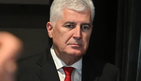 Orašje, 10.10.2025. - Ministar prostornog uređenja, graditeljstva i državne imovine Branko Bačić u posjetu Orašju. U Kulturnom centru Ive Gregurevića uručio je ugovore korisnicima o financijskoj potpori projektima za poticanje povratka Hrvata i stvaranja održivih uvjeta života u Bosni i Hercegovini za 2025. godinu. Na fotografiji Dragan Čović.foto HINA/Gordan PANIĆ/ gp