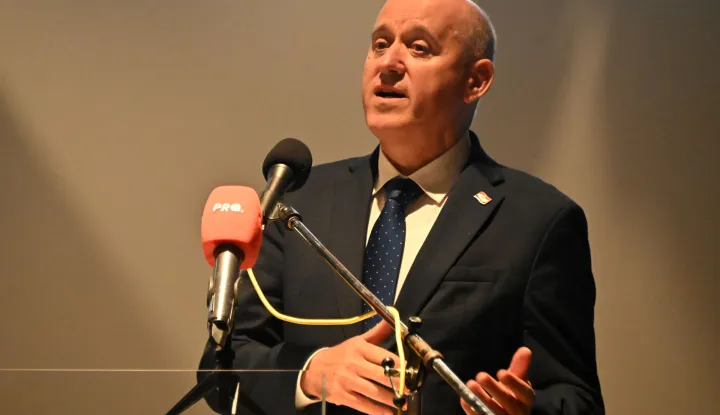 Orašje, 10.10.2025. - Ministar prostornog uređenja, graditeljstva i državne imovine Branko Bačić u posjetu Orašju. U Kulturnom centru Ive Gregurevića uručio je ugovore korisnicima o financijskoj potpori projektima za poticanje povratka Hrvata i stvaranja održivih uvjeta života u Bosni i Hercegovini za 2025. godinu. Na fotografiji Branko Bačić.foto HINA/Gordan PANIĆ/ gp