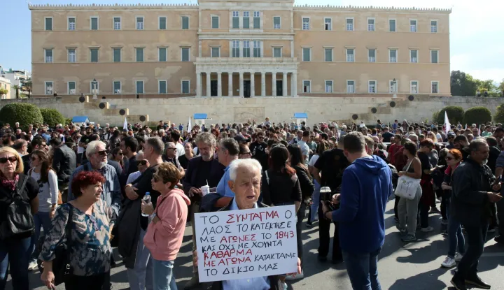 epa12452651 Protesters take part in a demonstration held as part of a 24-hour nationwide general strike, in Athens, Greece, 14 October 2025. The Athens Labor Center (EKA) and the Civil Servants' Confederation (ADEDY) are staging a 24-hour general strike in response to the provisions of the new labor bill being debated in Parliament, which establishes the '13-hour workday.' EPA/ORESTIS PANAGIOTOU