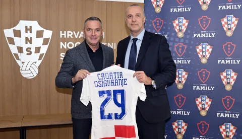Hrvatski nogometni savez i Croatia osiguranje potpisali su ugovor o nastavku poslovne suradnje, a prema kojem će vodeće osiguravajuće društvo u Hrvatskoj i dalje ostati snažan partner Saveza i hrvatske nogometne reprezentacije. Novi višegodišnji sponzorski ugovor potpisali su predsjednik Hrvatskog nogometnog saveza, Marijan Kustić, i predsjednik Uprave Croatia osiguranja, Davor Tomašković. Nakon svečanog potpisivanja ugovora, Kustić je Tomaškoviću darovao personalizirani dres s prepoznatljivim kockicama.FOTO: HNS