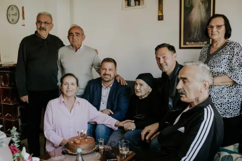Đakovo100. rođendan Jele Rado&scaron;, rođene Dilber, u dru&scaron;tvu sa svo petero djece i čestitarimaListopad 2025.USTUPLJENA FOTOGRAFIJA